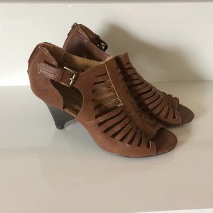 Adorable heeled open toe shoes!